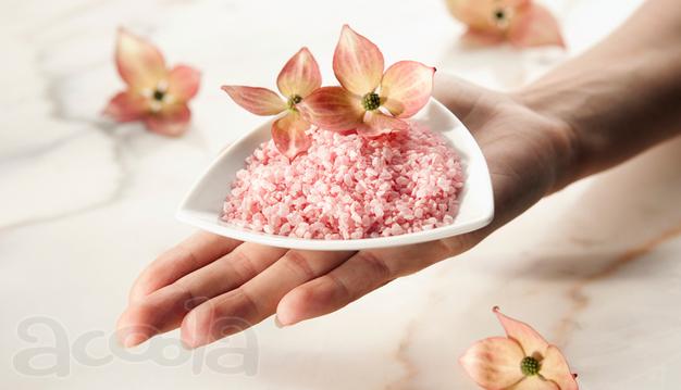 Требуется Массажистка